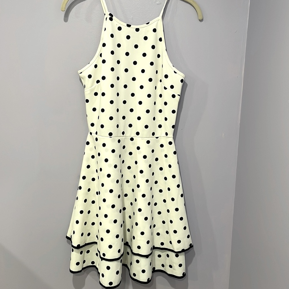 The Vanity Room Size M White W/ Black Polka Dots